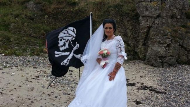 婦女再婚…新郎竟是18世紀海盜鬼魂