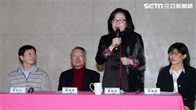 華視人事大地震，新聞部經理莊豐嘉主持記者會，董事長陳郁秀率施振榮、張天立、徐瑞希董監事駁黑箱作業。（記者邱榮吉/攝影）