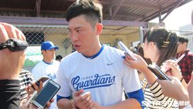 ▲林煜清穿上富邦悍將球衣。（圖／記者蕭保祥攝）