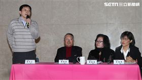 華視人事大地震，新聞部經理莊豐嘉主持記者會，董事長陳郁秀率施振榮、張天立、徐瑞希董監事駁黑箱作業。（記者邱榮吉/攝影）