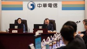 蔡英文總統15日上午視察中華電信公司「網路資安監控應變中心」。（圖／總統府提供）