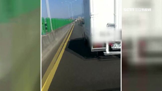 胃出血老翁急轉院　救護車遭貨車擋道