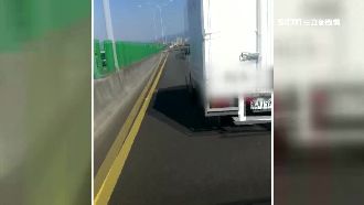 胃出血老翁急轉院　救護車遭貨車擋道