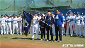 ▲富邦悍將總教練葉君璋（左起）、金控集團人資長兼球團副領隊陳昭如、領隊蔡承儒與副領隊陳金鋒，在開訓儀式授旗。（圖／記者蕭保祥攝）