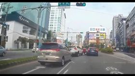 新北市，新店，北新路一段，車禍，夾心餅，未注意車況，翻攝畫面