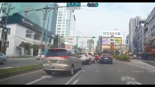 母載子騎在兩車間遭撞　險成夾心餅乾