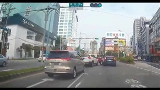 母載子騎在兩車間遭撞　險成夾心餅乾