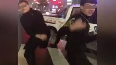 為了出名？兩男竟闖車禍現場直播尬舞