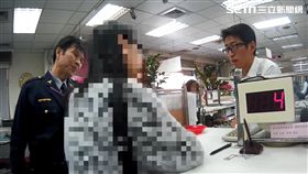 趙女在臉書上被英國工程師搭訕，對方要寄內含9千美金的「愛的禮物」給她，隨即有快遞公司要求支付保證金，趙女欲匯款遭保七警員及時阻止（翻攝畫面）