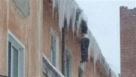 俄羅斯發生離奇命案，一名男子凍死在屋頂邊緣，身體有如冰柱。（圖／翻攝自vse42）