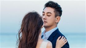 朱孝天和妻子韓雯雯婚紗照。（圖／翻攝自韓雯雯微博）