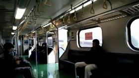 台鐵區間車車門打開（圖／翻攝自爆料公社）
