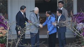 李登輝生日　陳水扁祝壽（3）前總統陳水扁（藍衣）15日前往翠山莊，為前總統李登輝（左2）祝壽，雙方握手致意。中央社記者吳家昇攝　107年1月15日