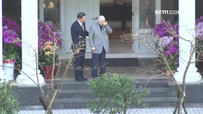扁親赴祝壽　李登輝目送蹣跚背影落淚