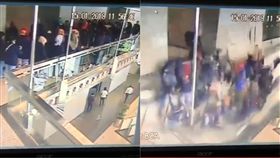 印尼,雅加達,證券交易所,崩塌,傷亡,目擊者,骨折,意外,恐怖攻擊　圖／翻攝自YouTube https://goo.gl/4uUHUn