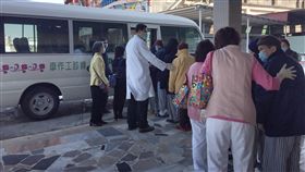 台南接回龍發堂眾市民　入住嘉南療養院台南市政府衛生局與衛生福利部嘉南療養院合作，15日前往龍發堂將設籍於台南市的16名堂眾載返嘉南療養院安排住院，另有4人於高雄市住院中。（台南市衛生局提供）中央社記者楊思瑞台南傳真　107年1月15日