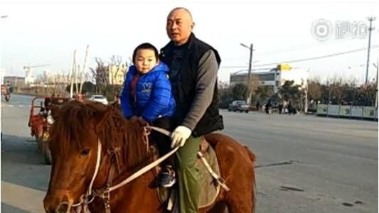 車子不能開怎辦？霸氣老爸騎馬接兒子
