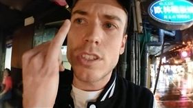 影／辱台洋男不只說EZ　洗泡泡浴隔天再嗆：給台灣丟人
圖／翻攝自Twitch
https://www.twitch.tv/videos/216628945