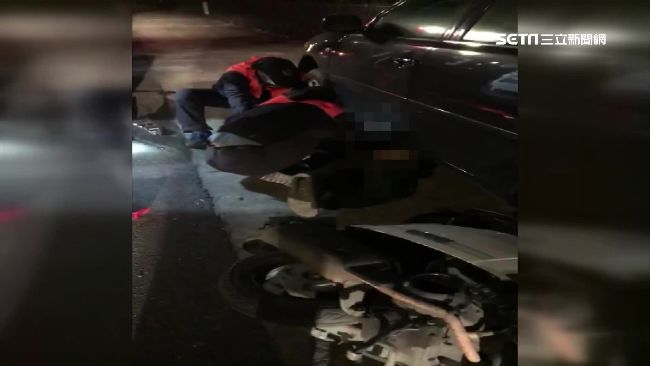 騎士離奇車禍自卡車底　連褲子也掉了