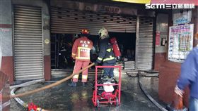 新北市板橋區金門街上一處機車行，今天早上7時許，突然冒出濃煙，消防人獲報抵達現場後，火舌不斷從一樓窗戶冒出，消防人員除了破門佈線搶救外，同步疏散該處大樓住戶，所幸沒有人員傷亡。