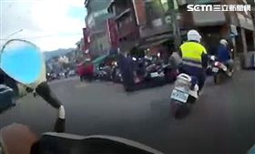 新北市三峽區一名26歲劉姓男子，13日下午獨自騎乘機車行經復興路與民生街口時，因行車狀況左右搖擺不穩，巡邏的員警發現形跡可疑，上前示意攔檢，並鳴笛警告，沒想到劉男不但不理會，還加速油門甩警逃逸，最後在安溪路309巷與另一名騎士發生擦撞，當場倒地不起，經送醫後劉男右上臂骨折目前開刀治療中，劉男經酒測後酒測值竟高達0.43毫克，將依公共危險罪嫌函送法辦。