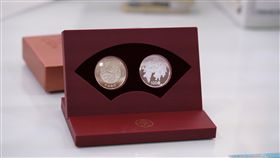 戊戌狗年生肖套幣25日發售 每套1800元（2）央行25日委請台灣銀行公開發售戊戌狗年生肖套幣，限量12萬套，每套售價新台幣1800元，採現場排隊方式購買，每人每次限購1套。中央社記者邱柏勝攝 107年1月16日