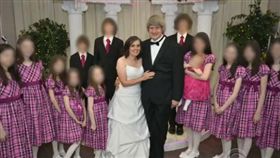 美國加州一對夫婦將13名子女囚禁在家中，並用鎖鍊將他們銬在又黑又臭的床邊，日前其中一名女兒成功逃脫，向警方報案後，才揭開這起虐待事件。當地警方目前已逮到該對夫婦，並以虐待兒童、危及生命安全罪名起訴，各自保釋金高達900萬美元（約台幣2.6億元）。（圖／翻攝自臉書）