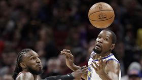 ▲Kevin Durant（右）攻下全隊最高32分8助攻5籃板。（圖／美聯社／達志影像）