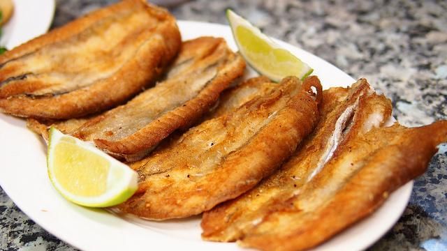 誤吞魚刺狂灌水　老翁兩周後腸穿孔