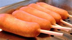 女子不滿店員沒馬上給點數，把吃完熱狗的竹籤丟向對方，下場是要賠1萬元。（圖／翻攝維基百科）