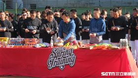 ▲Lamigo球團開訓前先拜拜。（圖／記者蕭保祥攝）