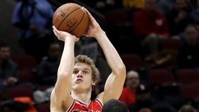 ▲公牛前鋒Lauri Markkanen（左）在此役成為NBA史上最快達成100顆3分球的射手。（圖／美聯社／達志影像）