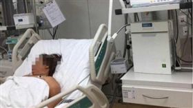 大陸河南鄭州一名66歲阿嬤因鼻竇炎發作，請醫師來家中打點滴，沒想到2位孫子竟模仿起醫師，在點滴裡注入髒水，導致阿嬤出現敗血症、肝腎功能損傷，一度命在旦夕，所幸送醫治療後，阿嬤的血壓已穩定，但肺栓塞仍較嚴重，目前正住院觀察中。（圖／翻攝自北京時間）