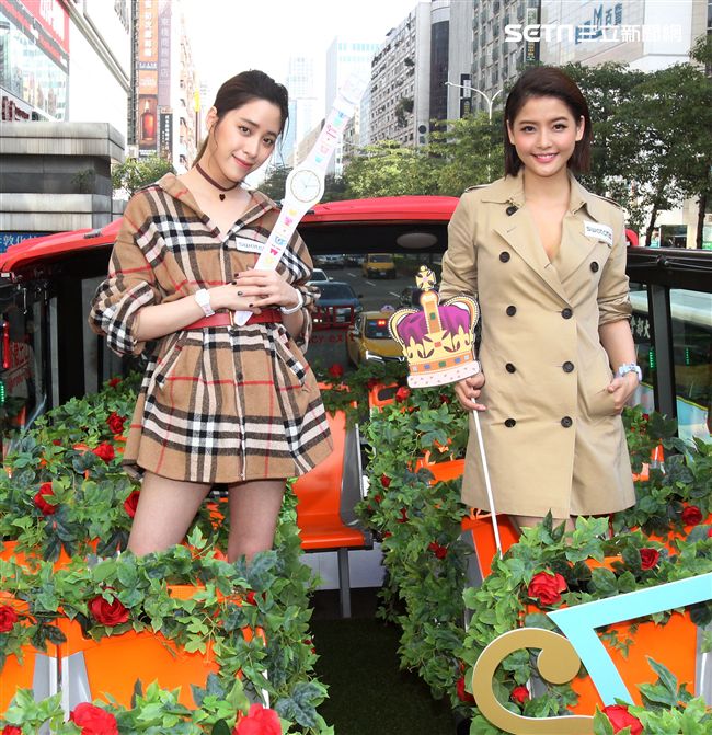 歐陽妮妮、王樂妍搭乘雙城巴士，翻玩倫敦時尚風。（記者邱榮吉/攝影）