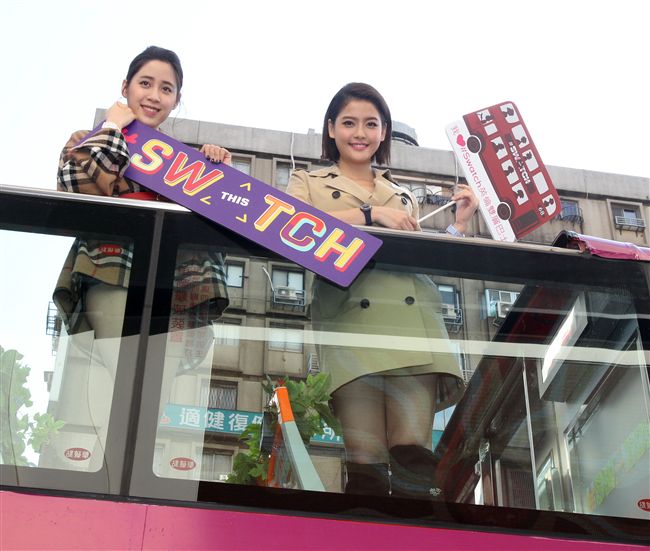 歐陽妮妮、王樂妍搭乘雙城巴士，翻玩倫敦時尚風。（記者邱榮吉/攝影）