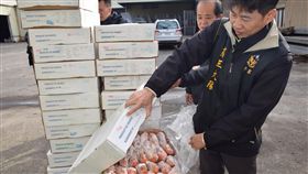 台南查獲販售逾期海鮮保七總隊與台南地檢署合作，查獲台南一家海產批發公司涉嫌竄改多種逾期熟龍蝦等冷凍海鮮食品標示，並賣給外燴餐廳業者使用，共有5人依法送辦。（保七總隊提供）中央社記者張榮祥、程啟峰台南傳真　107年1月16日