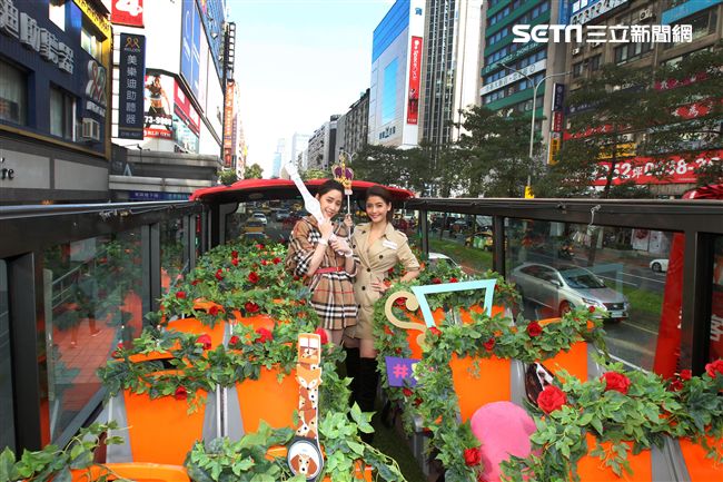 歐陽妮妮、王樂妍搭乘雙城巴士，翻玩倫敦時尚風。（記者邱榮吉/攝影）