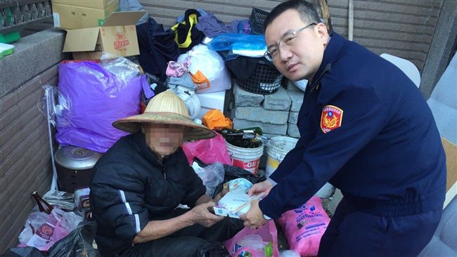 8旬翁頂寒風拾荒　暖警送愛心便當