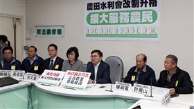 民進黨立法院黨團偕水利會長支持改制民主進步黨立法院黨團幹事長劉櫂豪（右3）、立委蘇治芬，與嘉南、高雄、屏東、苗栗、宜蘭、南投等6個農田水利會會長16日共同召開記者會，力挺農田水利會改制為公務機關。中央社記者郭日曉攝  107年1月16日