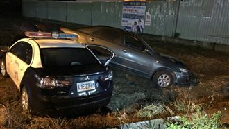 開贓車拒捕還「騎上」警車！兩男GG