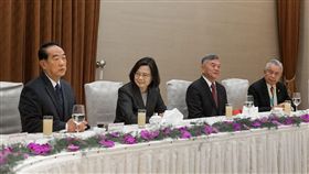 蔡英文總統16日中午宴請我國出席APEC代表團成員。（圖／總統府提供）