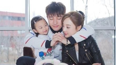 疑戴綠帽摘婚戒後…男星憔悴遮臉上工