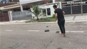 男友下樓查看PS4