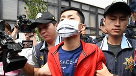 土城槍擊案　20歲嫌犯依殺人罪移送新北市土城區巡天府宮主林立昌，20日在日新街遭到槍擊，現場5人受到波及，一人死亡。作案的陳姓男子（右2）投案，警方訊後，21日依殺人罪嫌將陳男移送法辦。中央社記者林長順攝　106年9月21日