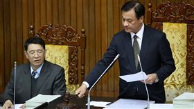 立院三讀 農田水利會改制為公務機關立法院17日三讀修正通過農田水利會組織通則，農田水利會改制為公務機關，將停止辦理會長及會務委員選舉，會長任期屆滿由政府指派；準用公務人員行政中立法。立法院長蘇嘉全（右）17日凌晨在立法院議場敲槌通過。中央社記者吳翊寧攝 107年1月17日