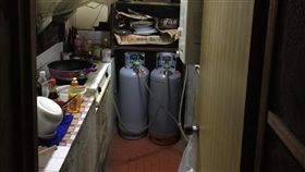 熱水器裝陽台  母女一氧化碳中毒台中市消防局17日接獲報案，家住大雅區的33歲劉姓婦人與6歲女童覺得頭痛、想吐，救護人員協助送醫，現場發現戶外型熱水器裝陽台，疑通風不良釀禍，現場一氧化碳濃度高。（台中市消防局提供）中央社記者趙麗妍傳真  107年1月17日