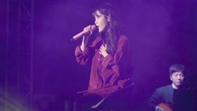 IU在花絮中吐槽經紀人韓特的追星行為。（圖／翻攝自YouTube）