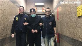 土城角頭左右手「菜頭」蔡政益，進駐營造公司招待所改槍，警方率隊前往查緝，並在客廳壁櫃內的暗櫃搜出槍枝，訊後依槍砲及毒品罪送辦（楊忠翰攝）