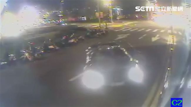 首曝光！千萬超跑左轉失控撞國光號！