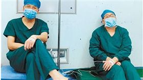 大陸兩名醫生趁手術空檔打點滴，疲憊模樣讓網友心疼。（圖／翻攝華商報）